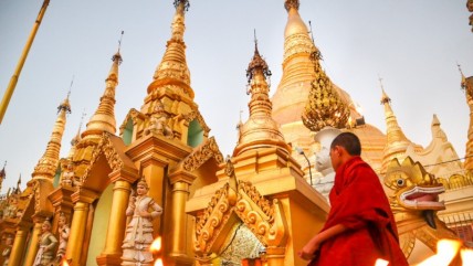 Ngôi chùa Shwedagon dát vàng nổi tiếng tại Myanmar