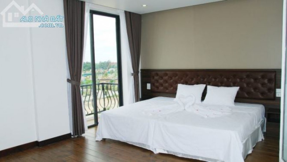 Bán khách sạn Lô góc, Bà Triệu - Sầm Sơn, 295m2, mặt tiền 18m, gồm 30 phòng kinh doanh