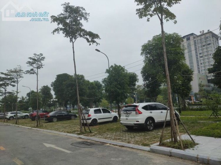 Tìm chủ mới cho em nhà phố Phú Châu- mặt đại lộ Nguyễn Hoàng- kdt Eurowindow Garden City