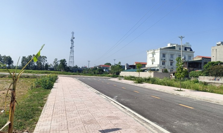 bán đất thị trấn Tân Phong cách quốc lộ 1A hơn 50m.đường rộng ô tô đánh võng