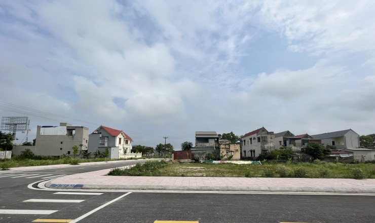 bán đất thị trấn Quảng Xương cách quốc lộ 1a chỉ 50m.sổ đỏ liền tay giá chủ đầu tư
