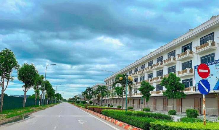 Nhà sổ đỏ 4 tầng mặt đường Trịnh Kiểm -6.1 tỷ