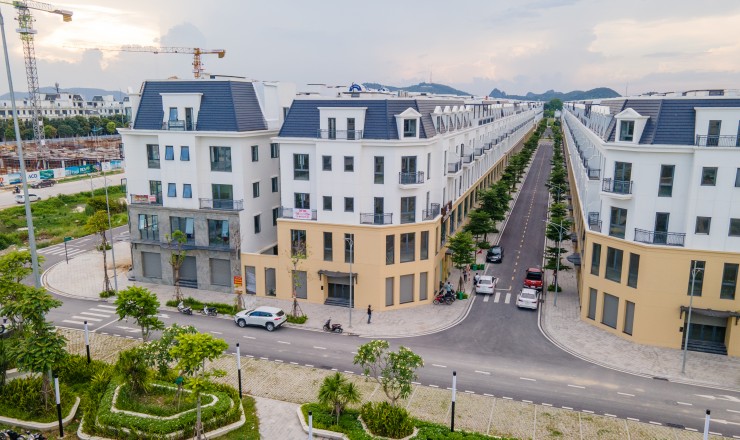 BÁN NHÀ PHỐ 5 TẦNG SỔ SẴN, ĐỐI DIỆN VINHOMES NHẬN NHÀ NGAY CHỈ VỚI 600 TRIỆU