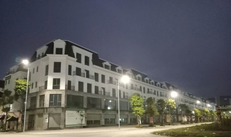 BÁN NHÀ PHỐ 5 TẦNG ĐỐI DIỆN CHUNG CƯ VINHOMES VÀ CC TASECO SỔ SẴN, NHẬN NHÀ NGAY