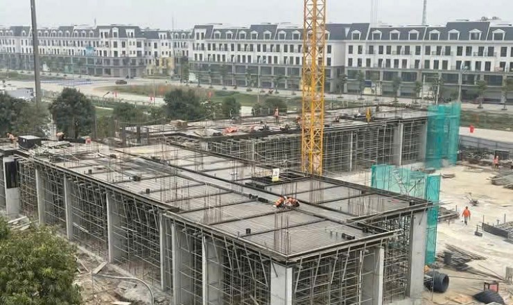 BÁN NHÀ PHỐ 5 TẦNG VỊ TRÍ ĐẮC ĐỊA ĐỐI DIỆN 16 TÒA CHUNG CƯ VÀ NHÀ Ở XÃ HỘI VINHOMES
