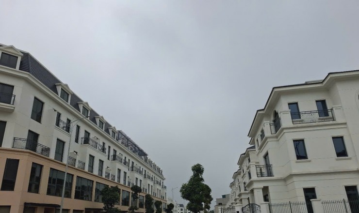 BÁN NHÀ PHỐ 5 TẦNG VỊ TRÍ ĐẮC ĐỊA ĐỐI DIỆN 16 TÒA CHUNG CƯ VÀ NHÀ Ở XÃ HỘI VINHOMES
