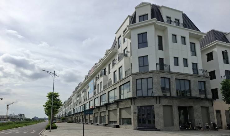 Bán nhà 5 tầng ngay bãi đỗ xe khu đô thị Central Riverside, đối diện Vinhomes chỉ với 5,x tỷ