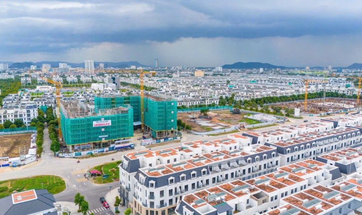 Bán nhà 5 tầng đối diện Vinhomes sổ sẵn, nhận nhà ngay chỉ với 1,8 tỷ