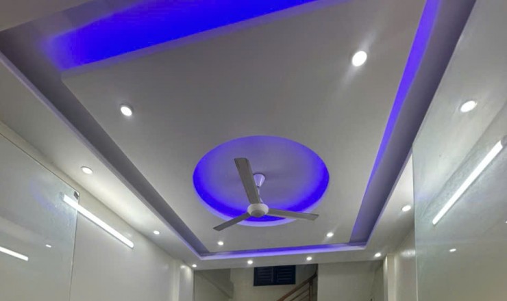 Nhà 3 tầng 1 tum, xây kiên cố, thiết kế đẹp mặt tiền rộng rãi