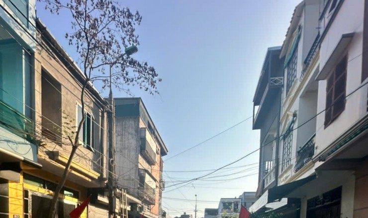 Nhà 3 tầng 1 tum, xây kiên cố, thiết kế đẹp mặt tiền rộng rãi