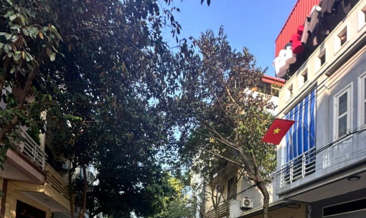 Nhà 3 tầng 1 tum, xây kiên cố, thiết kế đẹp mặt tiền rộng rãi