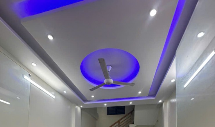 Nhà 3 tầng 1 tum, xây kiên cố, thiết kế đẹp mặt tiền rộng rãi