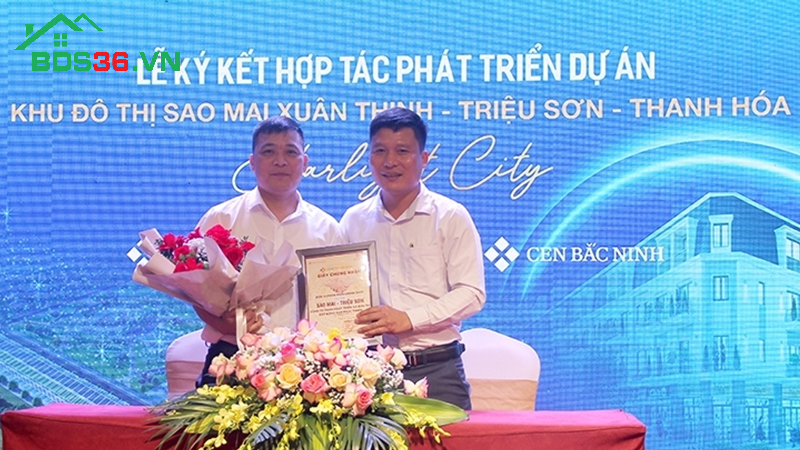 Đại diện lãnh đạo Liên danh Cen Bắc Ninh - Cen Thanh Hóa ký kết hợp tác với Công ty TNHH Phát triển và Đầu tư Bất động sản Phúc Thịnh 