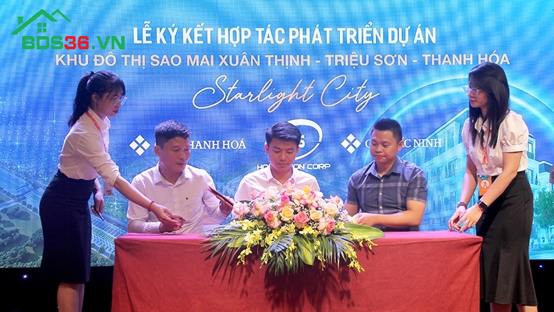 Đại diện lãnh đạo Liên danh Cen Bắc Ninh - Cen Thanh Hóa và đại diện lãnh đạo Ngân hàng SeaBank Trường Thi ký kết hợp tác 