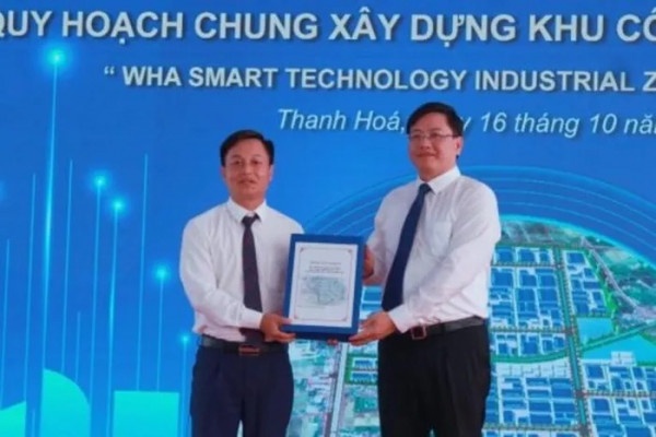 Phó Chủ tịch UBND tỉnh Thanh Hóa Mai Xuân Liêm trao quyết định phê duyệt Đồ án Quy hoạch chung xây dựng Khu công nghiệp Phú Quý