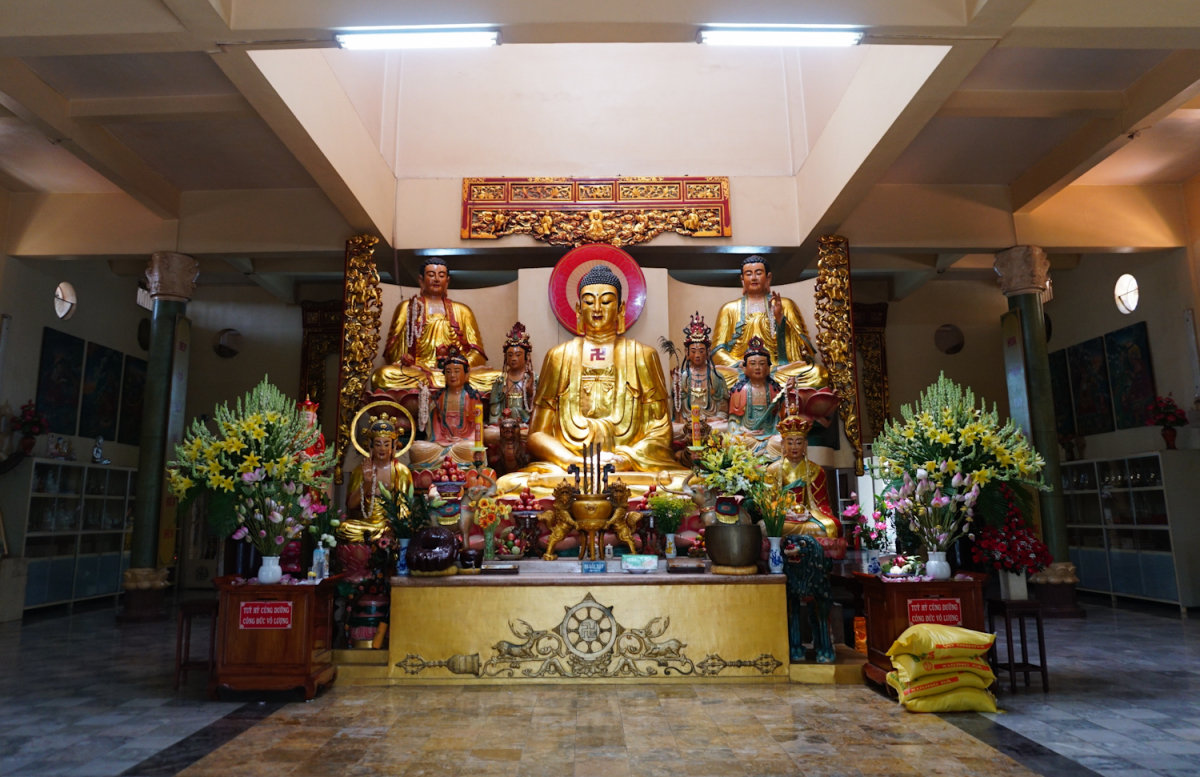 Giữa điện thờ là tượng Phật Thích Ca 