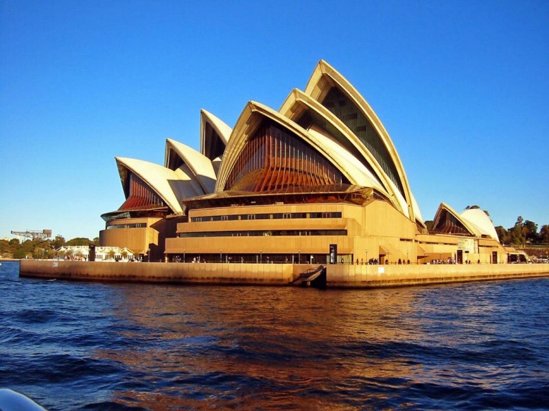 Nhà hát Opera Sydney có nền mỏng gồm 500 tấn bê tông với độ sâu 25m dưới mực nước biển