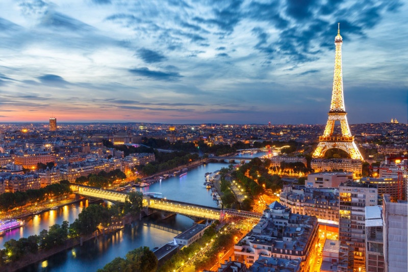 Tháp Eiffel luôn là điểm du lịch lý thú