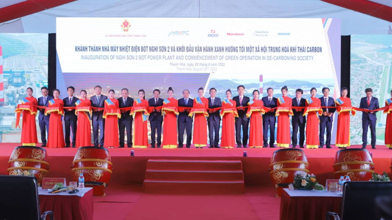 Chủ tịch nước Nguyễn Xuân Phúc cùng các đại biểu đã cắt bằng khánh thành 