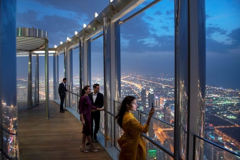 Đứng trên tòa tháp có thể quan sát được toàn cảnh Dubai 
