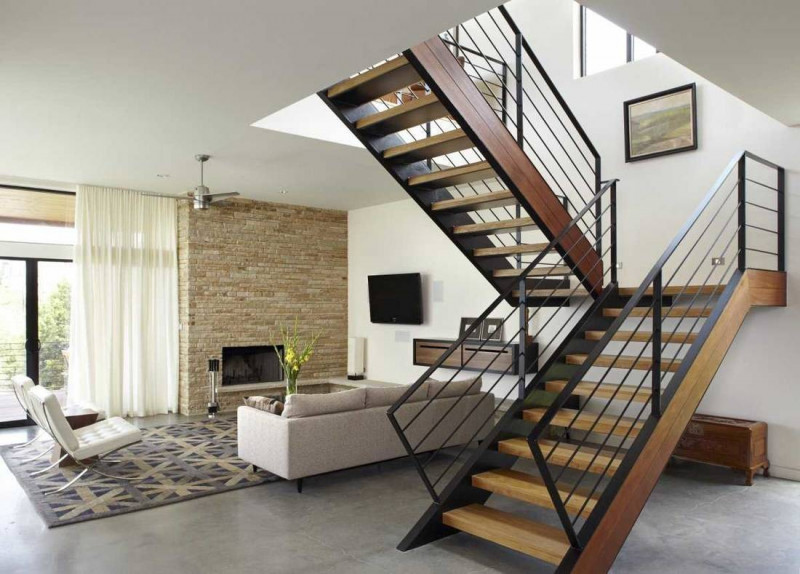 gia chủ cầu quan tâm đến vị trí, hình dạng và số bậc cầu thang trong nhà