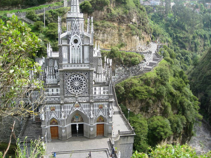 Nhà thờ Las Lajas mang phong cách kiến trúc Phục hưng nên có vẻ cổ kính hơn so với tuổi đời thực