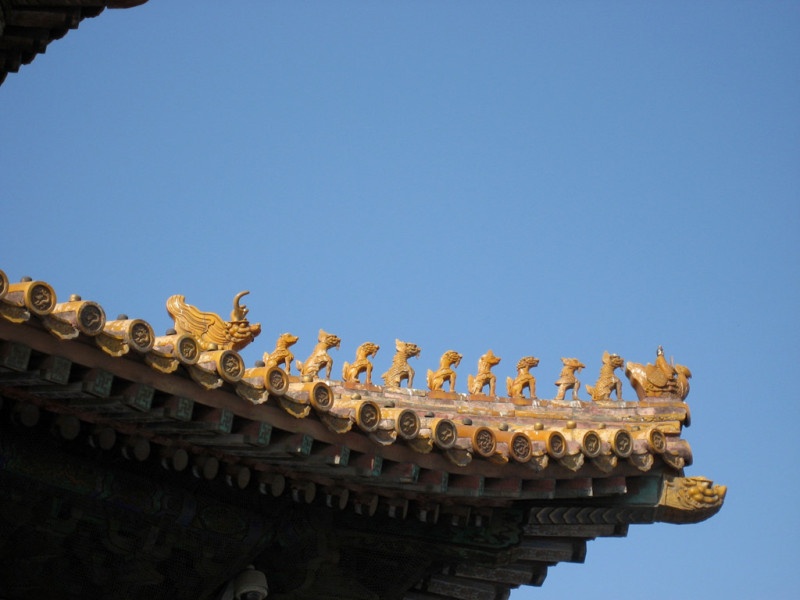 Những con rồng được chạm khắc trên mái nhà 