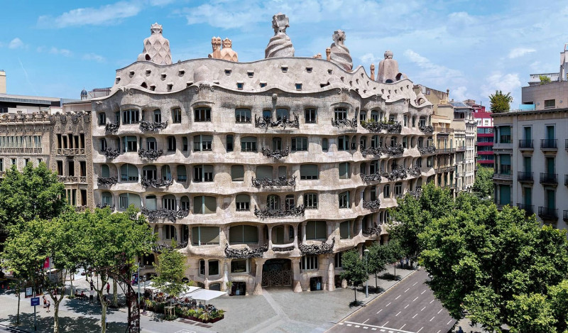 Tòa nhà Casa Mila Tây Ban Nha - Nơi thu hút du khách bằng kiến trúc lập